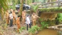 Dr Bahri, S.STP, M.Si PJ Bupati SarolangunTinjau Langsung Jembatan Desa Sungai Merah
