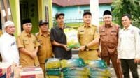 Wakil Bupati Sarolangun, Gerry Trisatwika, SE, menyalurkan 110 paket sembako bagi korban banjir