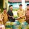 Wakil Bupati Sarolangun, Gerry Trisatwika, SE, menyalurkan 110 paket sembako bagi korban banjir