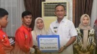 Bupati H. Hurmin Serahkan Bonus kepada Atlet dan Pelatih Berprestasi di Peparprov Jambi VIII