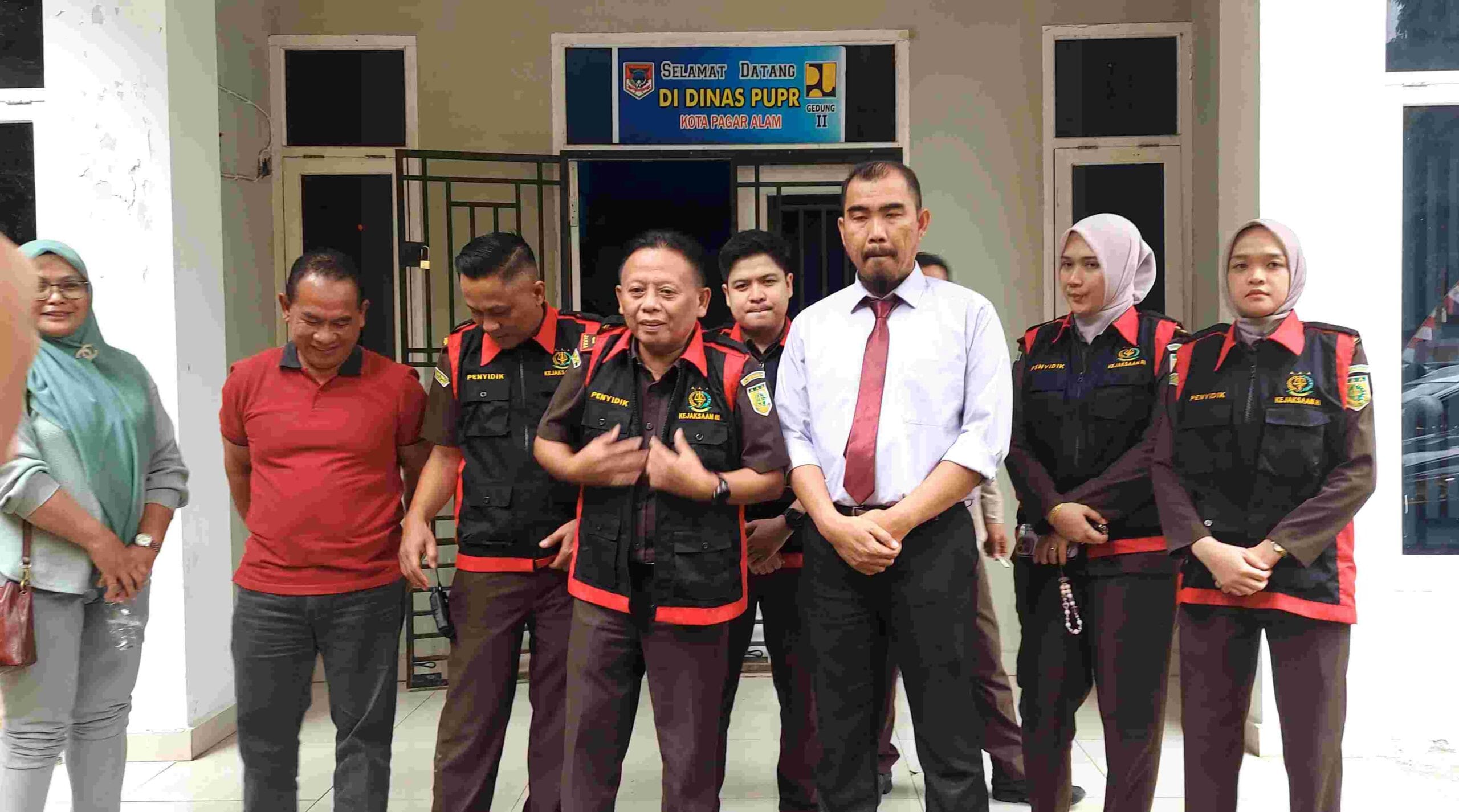 Kejari Kota Pagar Alam Geledah Dinas PUPRR Sita Dokumen Penting, Dugaan Korupsi Peningkatan Bahu Jalan Sireun di Kelurahan Bumi Agung