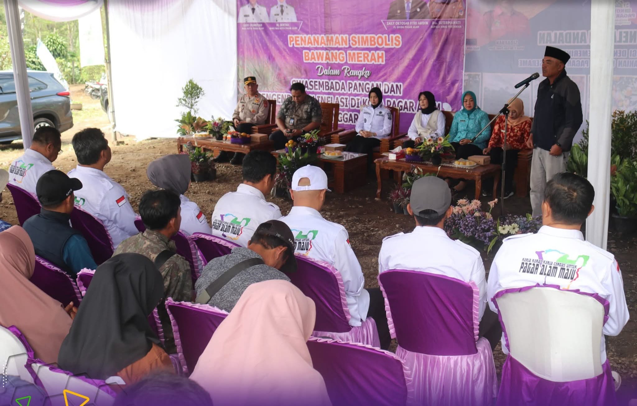 Wakil Wali Kota Hj. Bertha Lakukqn Penanaman Bawang Merag dan Beri Bantuan 2 Ton Bibit