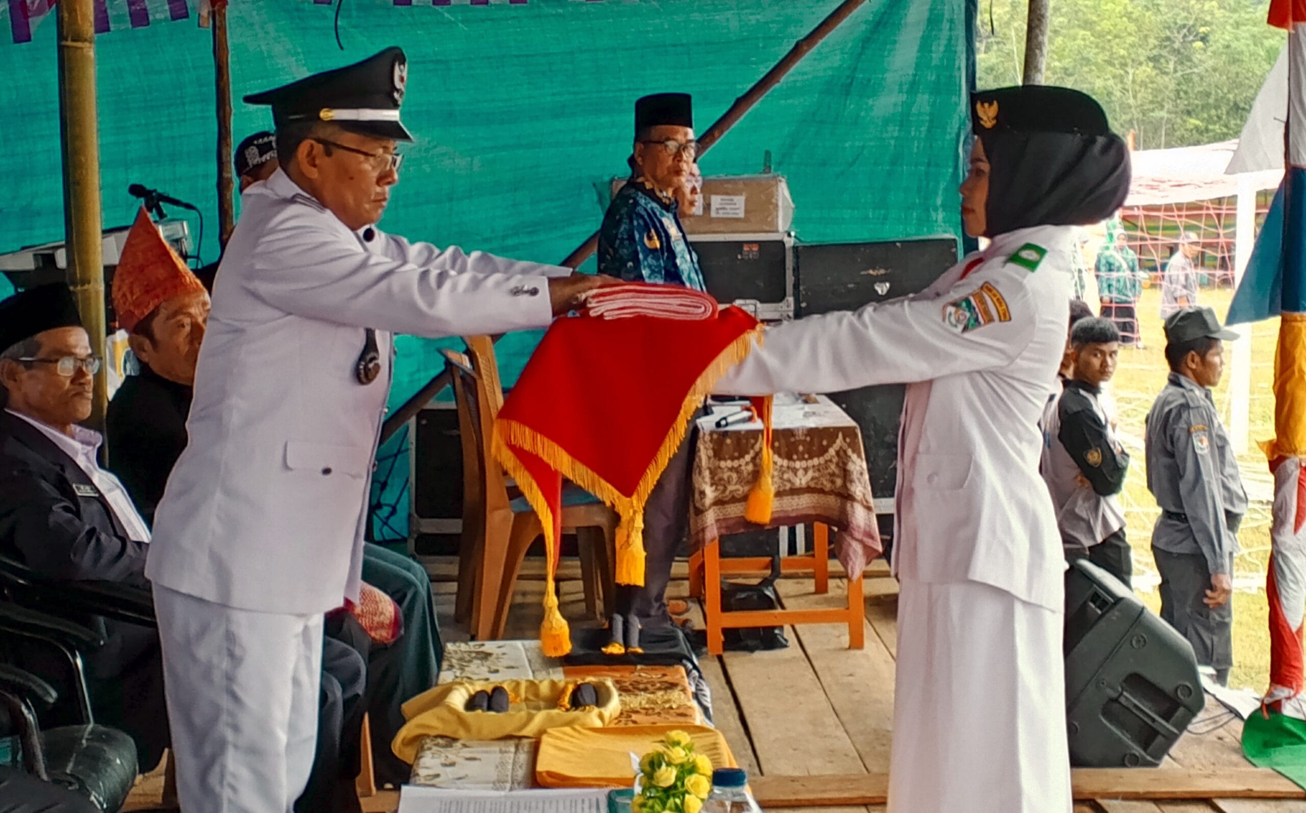 Pengibaran Bendera Merah Putih di Desa Napallicin Kepala Desa Bertindak Sebagai Inspektur Upacara