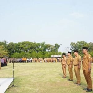 Setelah Pimpin Apel Wakil Bupati H Suprayitno Serahkan Bingkisan Bagi PNS Memasuki Purna Tugas