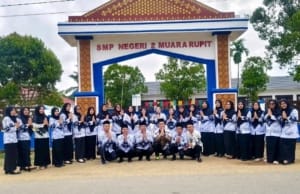 Kepala Sekolah SMPN2 Rupit Bersama Dewan Guru Mengucapkan HGN 2025