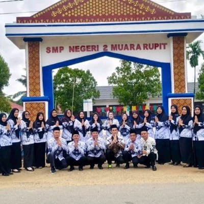 Kepala Sekolah SMPN2 Rupit Bersama Dewan Guru Mengucapkan HGN 2025
