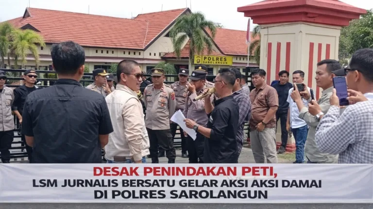 Desak Penindakan PETI, LSM Jurnalis Bersatu Gelar Aksi Damai di Polres Sarolangun