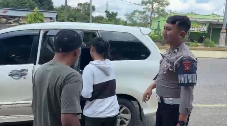 Wartawan IWO Bantu Warga, Polantas Muratara Sigap Fasilitasi Kepulangan ke Padang