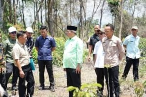 Bupati Lahat Bursah Zarnubi Bersama Jajaran PT. PLN Melakukan Peninjauan ke Situs Megalitik Untuk di Pasang Jaringan Listrik